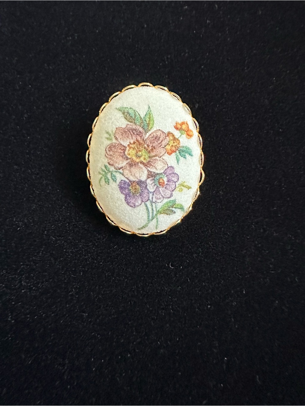 Vintage Floral Oval Brooch in Gold-Tone
